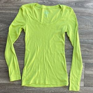 🌺 scoop neck lime green long sleeve tee
